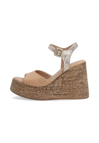 Beige Wedge-Sandal mit offenen Zehen, einer Kork-texturierten Plattform und einem metallisch silbernen Knöchelriemen mit Schnalle.