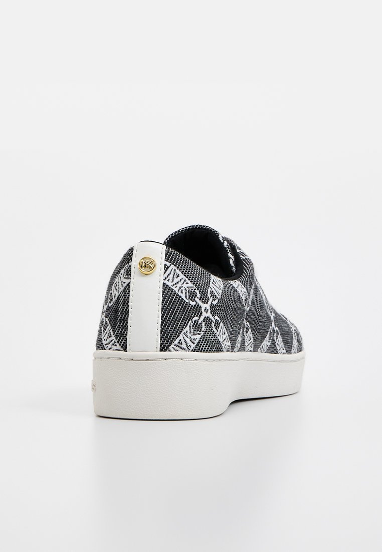 Baskets à motifs noir et blanc avec une tige en tissu texturé, semelle en caoutchouc blanc et accent logo doré au talon.
