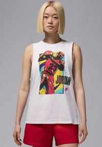 Camiseta sin mangas blanca con un gráfico que presenta una ilustración colorida de un jugador de baloncesto. Combinada con pantalones cortos rojos, diseño minimalista.