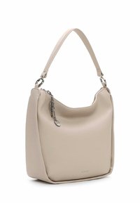 Borsa a tracolla in pelle beige con trama, dotata di una singola tracolla, cerniera argentata e portachiavi decorativo argentato su sfondo bianco.