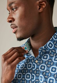 Next SHORT SLEEVE -  REGULAR FIT - Ing - light blue blue geometric