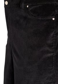 Črne kordurove hlače z navpičnim rebrastim vzorcem, z metalnimi zakovicami in sprednjim žepom. Gladek tekstura, klasičen dizajn, oprijeta oblika.