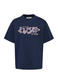 Granatowy T-shirt z krótkim rękawem z napisem "Serve the Game" i "hummel sportswear" oraz logo w kolorze beżowym i jasnofioletowym na przodzie.