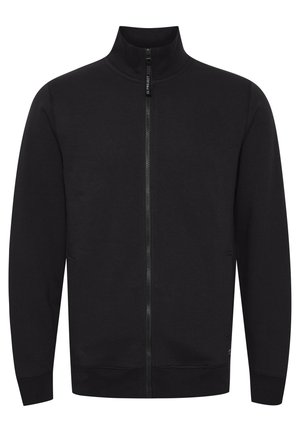 Čierna mikina na zips s vysokým golierom, vyrobená z jemného materiálu. Obsahuje bočné vrecká a nenápadné prešité detaily.