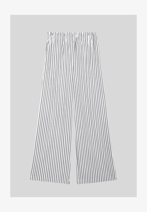 Široké kalhoty z lehkého materiálu s vertikálními černobílými pruhy a elastickým pasem pro pohodlí.