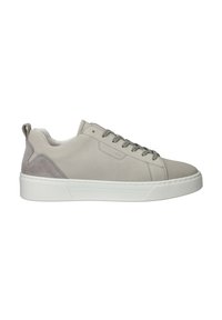 Lichtgrijze sneakers met een soepel leren bovenwerk en suede accenten, voorzien van een witte rubberen zool en een ronde neusstijl.