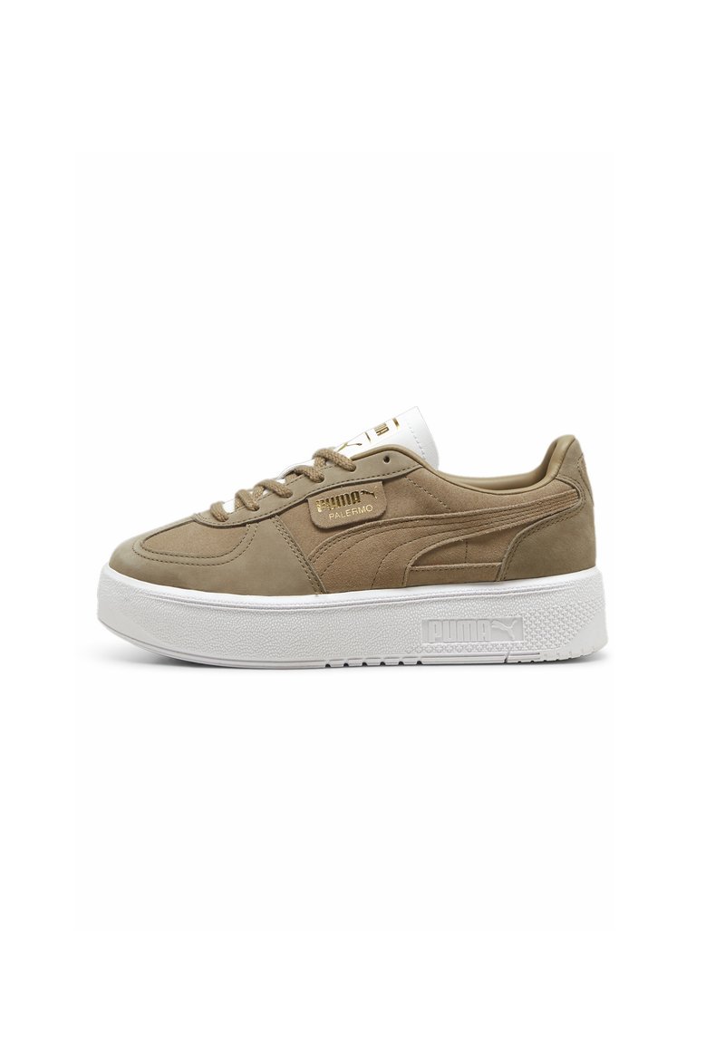 Sneaker in suede color sabbia con suola in gomma bianca. Presenta una punta arrotondata, chiusura con lacci e accenti di logo dorati sui lati e sulla linguetta.