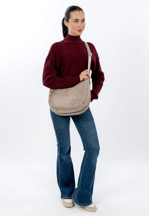 Beige Stoff-Schultertasche mit geprägtlogo, verstellbarem Riemen und Reißverschluss, mit einer strukturierten Oberfläche und klarer Form.