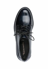 Scarpe in pelle nera lucida con superficie testurizzata, punta tonda e design con lacci. L'interno presenta il logo e i dettagli della taglia.