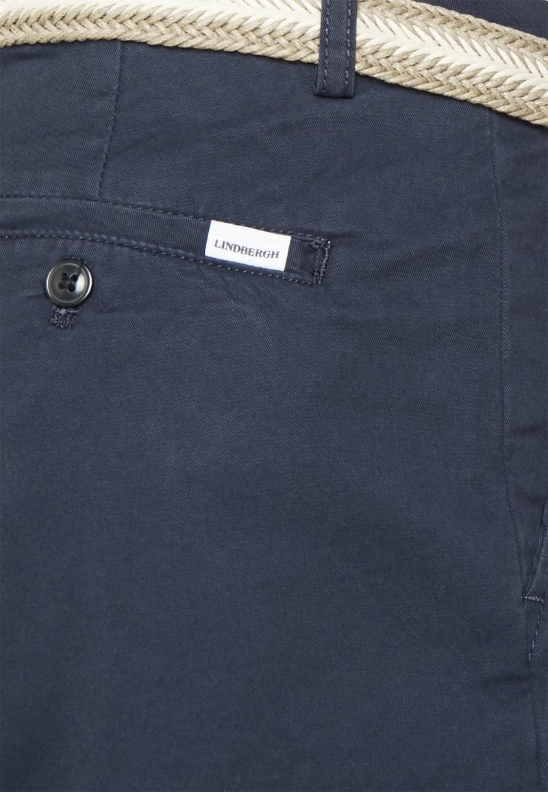 Herren Chino Shorts | Lindbergh SUPERFLEX BELT Shorts dark blue/dunkelblau - KP69208 Herren Chino Shorts | Lindbergh SUPERFLEX BELT Shorts dark blue/dunkelblau - KP69208