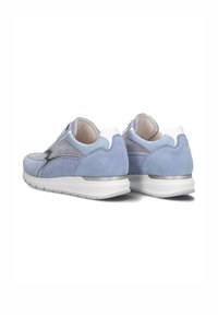 Blauwe suède sneakers met een witte hiel en zilveren accenten. Bevatten een cushioned zool en mesh detail op de zijkanten. Achteraanzicht getoond.