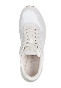 Weißer Sneaker mit hellgrauen Wildlederakzenten, Schnürdesign und gepolstertem Schaft. Verfügt über eine strukturierte Einlegesohle mit der Beschriftung "Air Cooled Memory Foam."