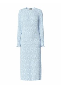 Vestido azul claro con mangas largas, cuello redondo y una tela texturada que presenta un pequeño patrón floral blanco. El dobladillo es ligeramente festoneado.