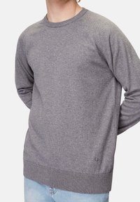Grauer Rundhalsausschnitt-Sweatshirt mit Raglanärmeln, gerippten Bündchen und Saum. Besitzt ein kleines Logodetail auf der linken unteren Seite. Weicher Stoff.