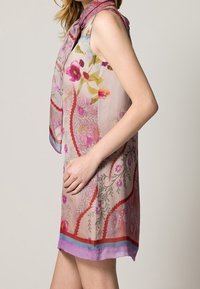Vestido sin mangas de tejido transparente, con un patrón floral en tonos rosas y verdes. Incluye una bufanda a juego y un dobladillo colorido y estampado.