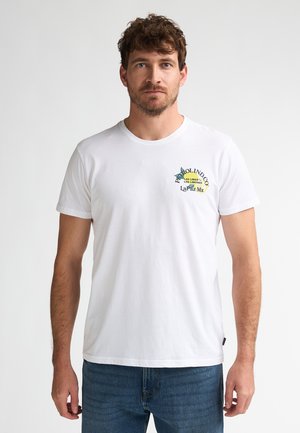 Camiseta blanca de algodón con mangas cortas, que presenta un diseño bordado colorido en el pecho con texto y un acento gráfico.
