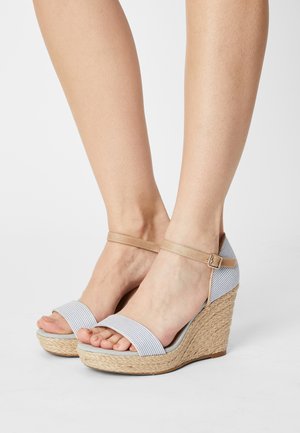 s.Oliver Plateausandalette - blue