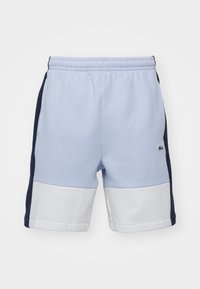 Shorts en coton bleu clair avec des panneaux latéraux bleu marine et une section inférieure blanche. Dispose d'une taille élastique et d'un petit logo sur la jambe gauche.