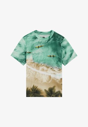 T-shirt med luftfoto af tre kajakroere, der padler i turkis vand nær en sandstrand og palmer.