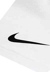 Tessuto bianco con una texture liscia presenta un evidente logo Nike swoosh nero. Il design è minimalista e moderno.