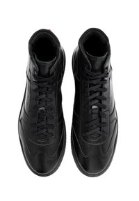 Czarne wysokie trampki wykonane z gładkiej skóry, z płaskimi sznurowadłami, wyściółką w kołnierzu i subtelnymi detalami po bokach. Klasyczna sylwetka z gumową podeszwą.