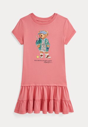 Vestido de camiseta de algodón rosa con mangas cortas, dobladillo con volantes, presenta un gráfico colorido de un oso vestido de manera casual con acentos de tenis.