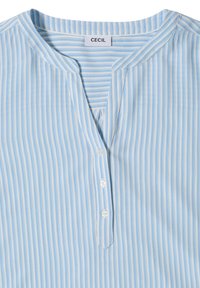 Blouse à rayures verticales bleu clair et blanc avec un col rond, une patte de boutonnage à l'avant avec trois boutons et une étiquette "CECIL" à l'intérieur du col.