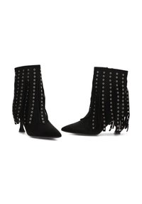 Botines de ante negros hasta el tobillo con puntera afilada, que cuentan con detalles de flecos, ojales plateados y un tacón bajo. Acabado texturizado con acentos decorativos.