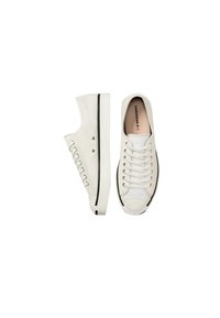 Zapatillas de lona blancas con puntera redonda, parte superior texturizada, detalles en negro y sistema de cordones tradicional. Diseño de perfil bajo y minimalista.