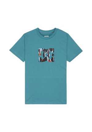 Bawełniany, morski t-shirt z krótkimi rękawami; posiada wielokolorowy nadruk logo w centrum, z falistymi wzorami i akcentem w postaci gwiazdy.