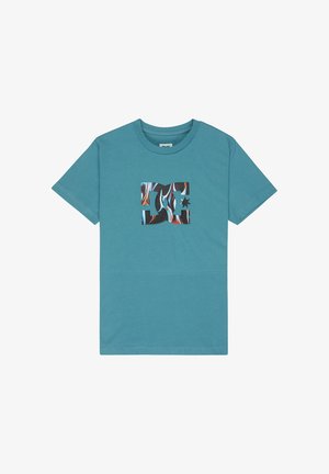 Bawełniany, morski t-shirt z krótkimi rękawami; posiada wielokolorowy nadruk logo w centrum, z falistymi wzorami i akcentem w postaci gwiazdy.