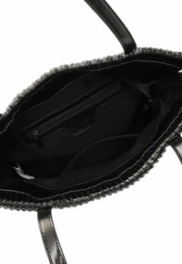 Zwarte leren handtas met een gevlochten bovenrand, voorzien van een ritsvak aan de binnenkant en een stof gevoerde binnenkant. Twee stevige handvatten.