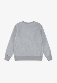 Šedá mikina s kulatým výstřihem, dlouhými rukávy, žebrovanými manžetami a lemem. Vyrobena z měkké tkaniny; má hladkou texturu bez vzorů.