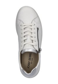 Baskets en cuir blanc avec bout rond, lacets textiles, accent de fermeture éclair en argent et logo sur la semelle intérieure. Texture lisse et design minimaliste.