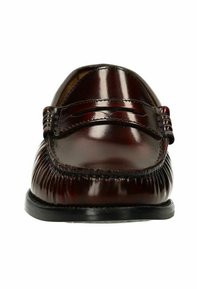 Leren loafers in diep bordeaux met een gladde afwerking, voorzien van decoratieve stiksels en een ronde neus, op een zwarte rubberen zool.