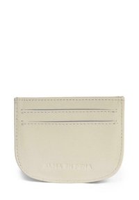 Portafoglio in pelle crema con angoli arrotondati, dotato di quattro scomparti e nome del marchio impresso in basso. Texture liscia e design minimalista.