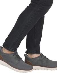 Rieker Baskets basses - grau