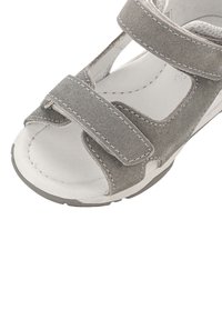 Sandalo in suede grigio con due cinturini regolabili in velcro, design con punta aperta, rivestimento interno bianco e suola in gomma con grip testurizzato.