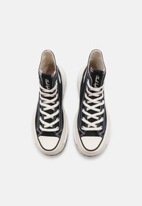 Sneaker alte nere in tela con lacci bianchi, suole in gomma e cuciture a contrasto. Logo sulla linguetta e sulla punta.
