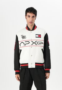 Tommy Hilfiger F1 MOVIE GRAPHIC VARSITY JACKET - Geacă bomber - white/red/black