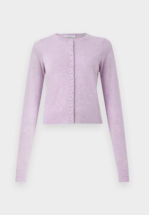 Cardigan lilla con maniche lunghe, scollatura rotonda e chiusura frontale a bottoni. Texture a maglia con piccoli bottoni rotondi lungo l'apertura.