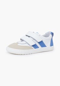 Sneakers con una toma in pelle bianca e blu chiaro, punta beige, fasce in velcro e suola in gomma bianca con dettagli testurizzati.