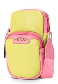 Mini borsa a tracolla sintetica gialla con texture e accenti rosa, dotata di tasca con zip e tracolla rimovibile. Dettaglio del logo in oro.