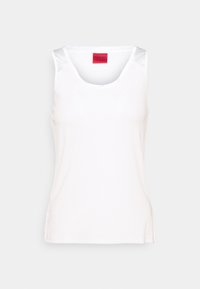 Débardeur blanc à encolure dégagée, texture côtelée et accents en satin sur les épaules. Comprend des fentes latérales pour un confort accru.