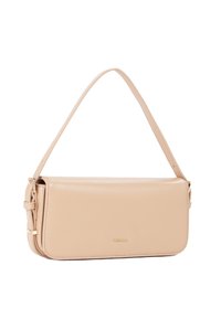 Bolso de mano de cuero beige con forma rectangular, correa de hombro sencilla, textura suave, herrajes en tono dorado y un sutil logotipo embossado.