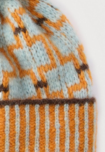 Πλεκτός σκούφος με σχέδιο σε αποχρώσεις ανοιχτού μπλε και πορτοκαλί, με καφέ ταινία. Το μοτίβο περιλαμβάνει γεωμετρικά σχήματα και έχει μια απαλή, υφή φινίρισμα.