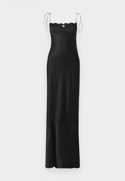 Schwarzes Satin-Maxikleid mit einer figurbetonten Silhouette, gewelltem Dekolleté und verstellbaren Schulterbändern. Glatte Textur.