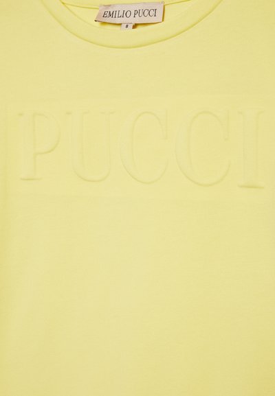 T-shirt de algodão amarelo com o logótipo "PUCCI" em relevo no peito. Decote redondo com uma textura suave e um corte descontraído.