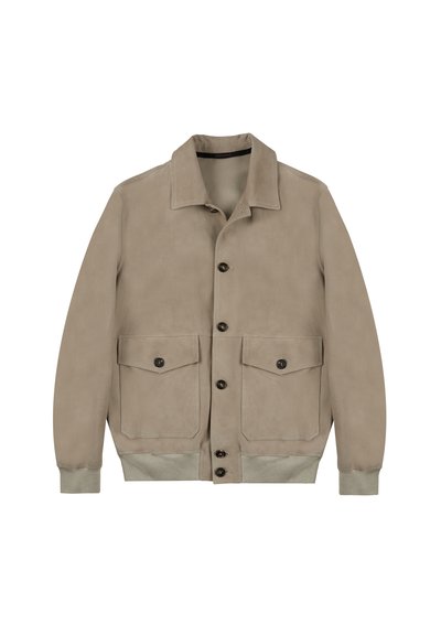 Giacca in suede beige con colletto, chiusura frontale a bottoni, due tasche sul petto e polsini a coste all'orlo. Tessuto morbido in tutta la sua superficie.
