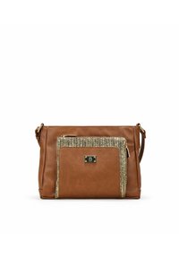 Bolso de mano sintético marrón con un bolsillo frontal trenzado dorado texturizado, forma rectangular y cierre de cremallera con herrajes metálicos.
